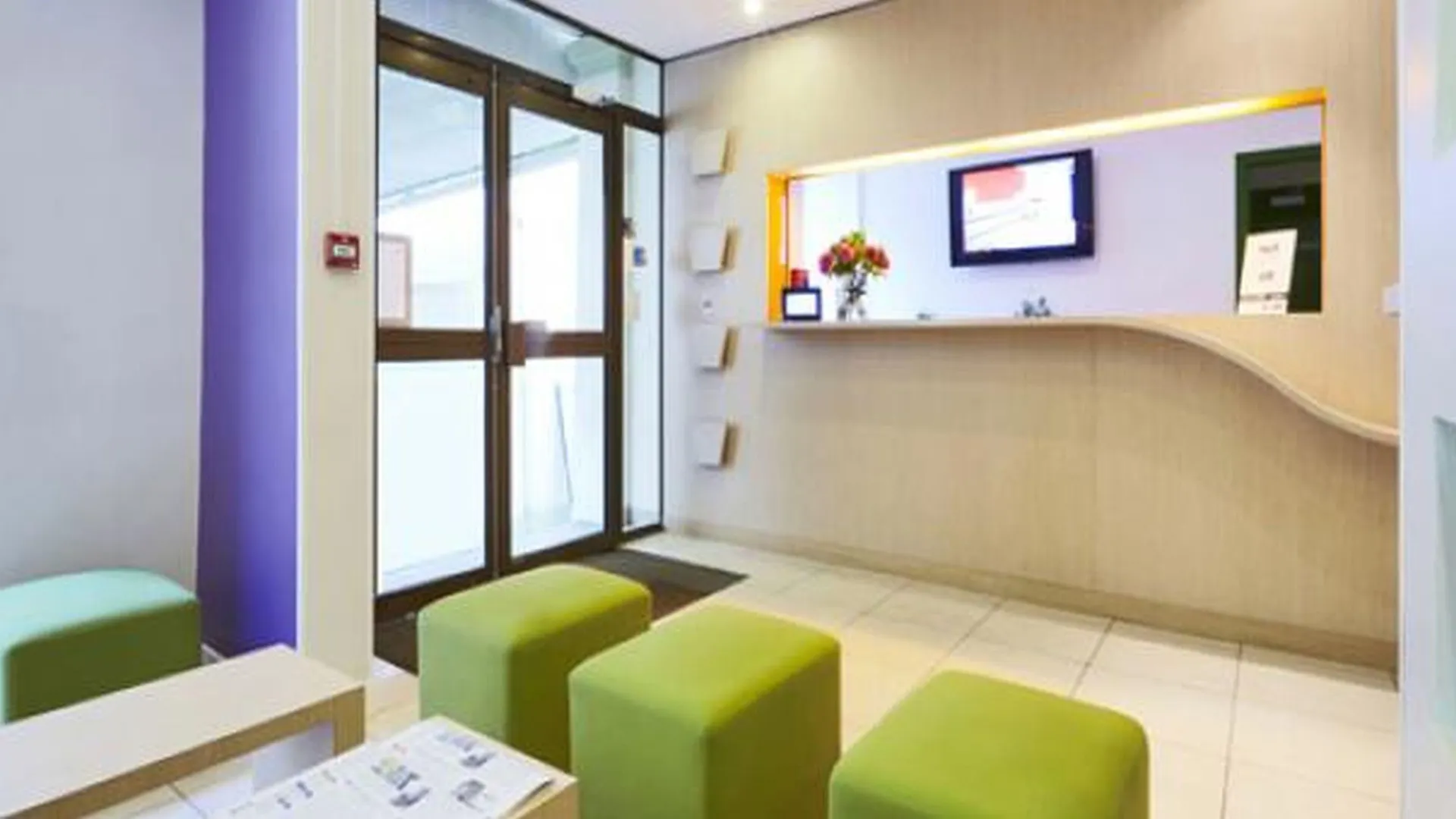 Kyriad 10 - Canal Saint Martin - Republique 3* Париж