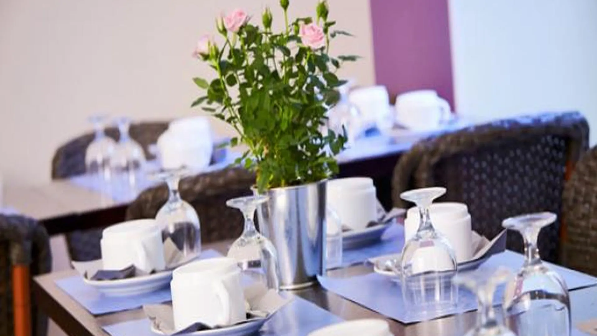 Kyriad 10 - Canal Saint Martin - Republique Hotel 3*