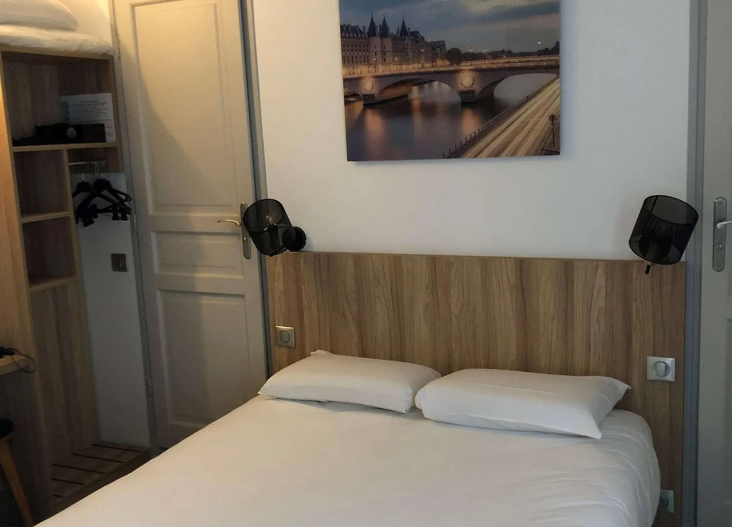 Kyriad 10 - Canal Saint Martin - Republique Hotel
