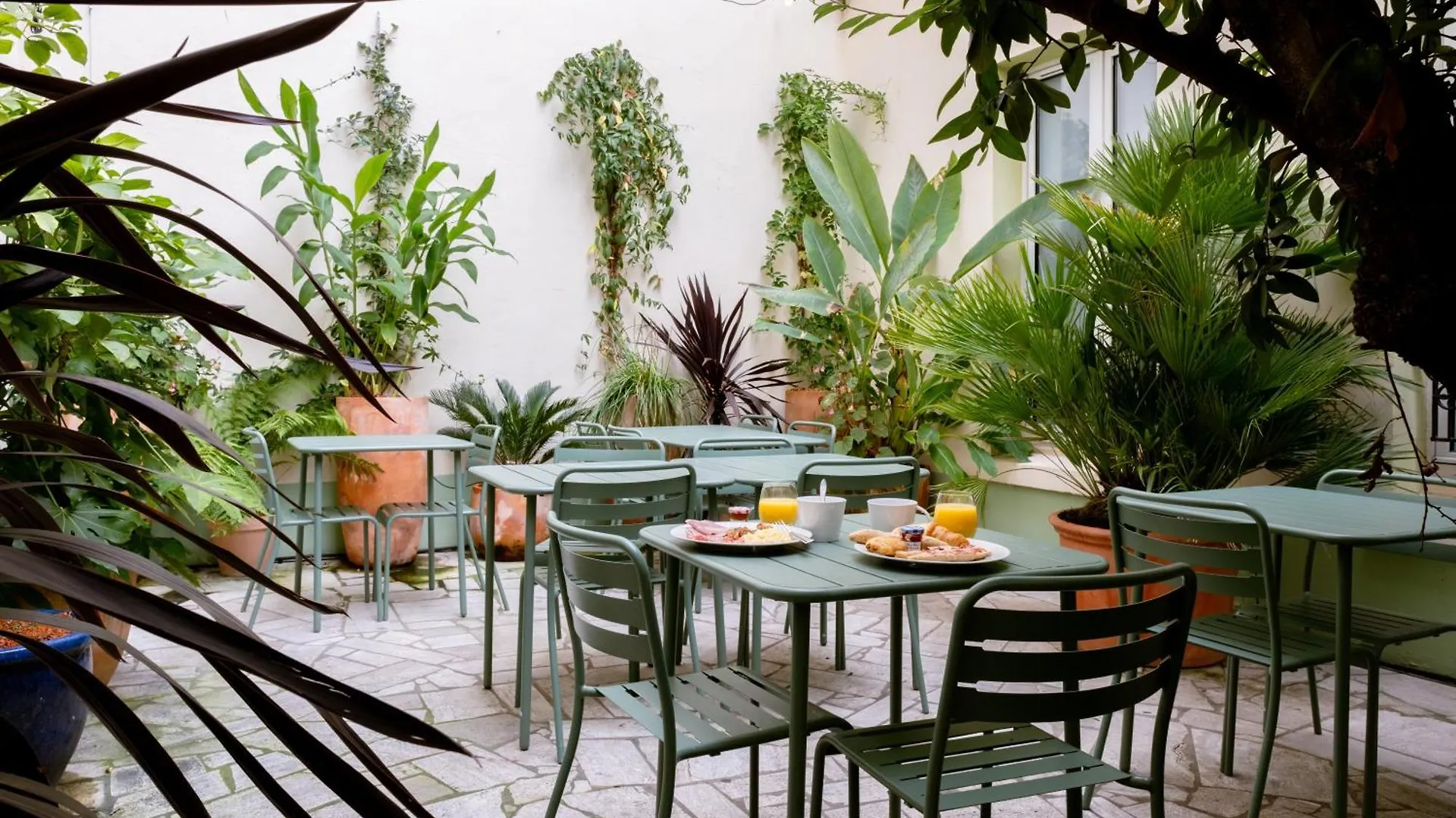 Kyriad 10 - Canal Saint Martin - Republique Hotel 3*