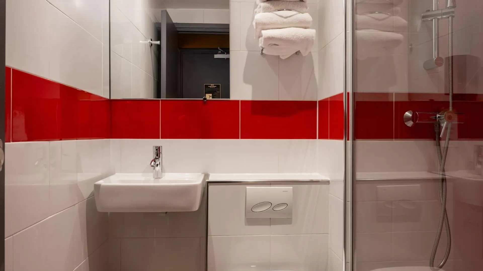Kyriad 10 - Canal Saint Martin - Republique Hotel
