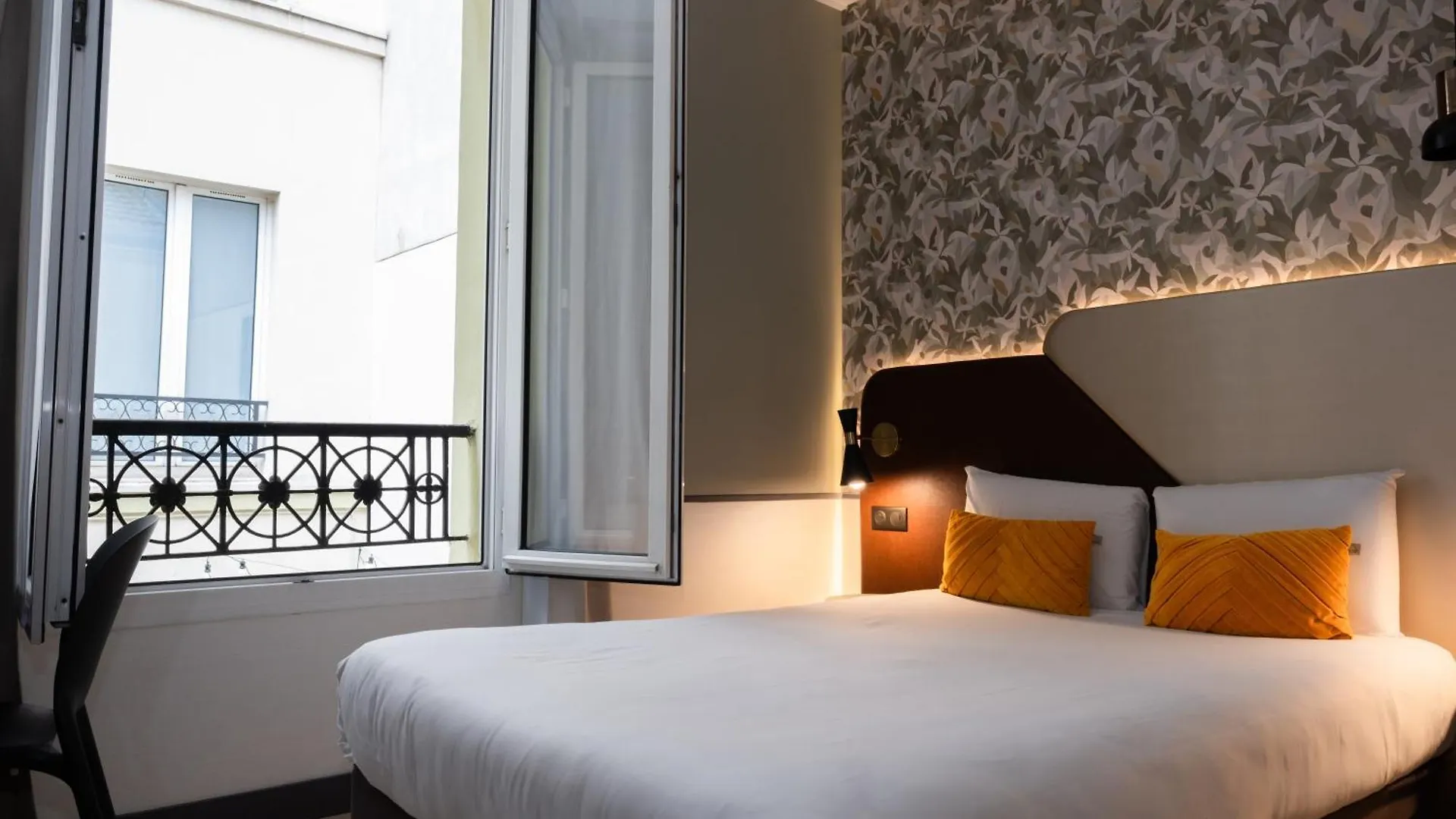 Kyriad 10 - Canal Saint Martin - République Hotel 3*