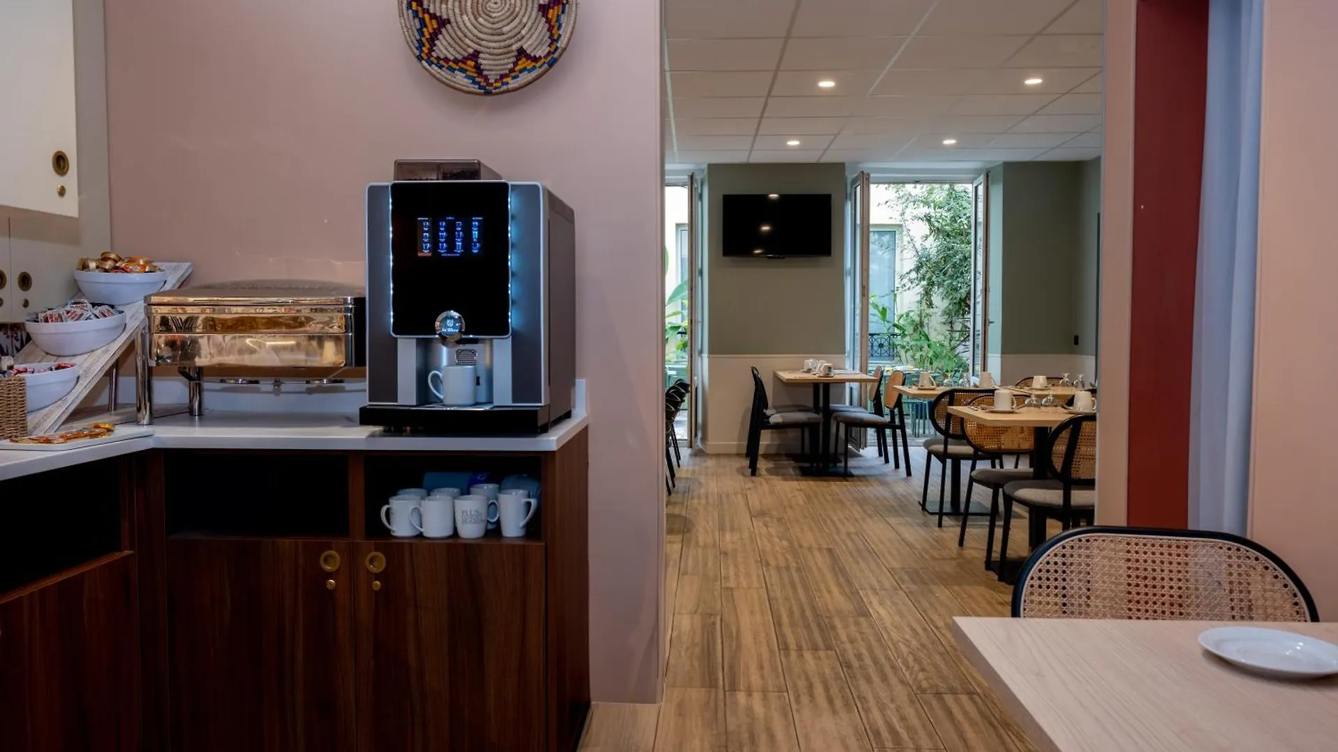 Kyriad 10 - Canal Saint Martin - Republique Hotel 3*